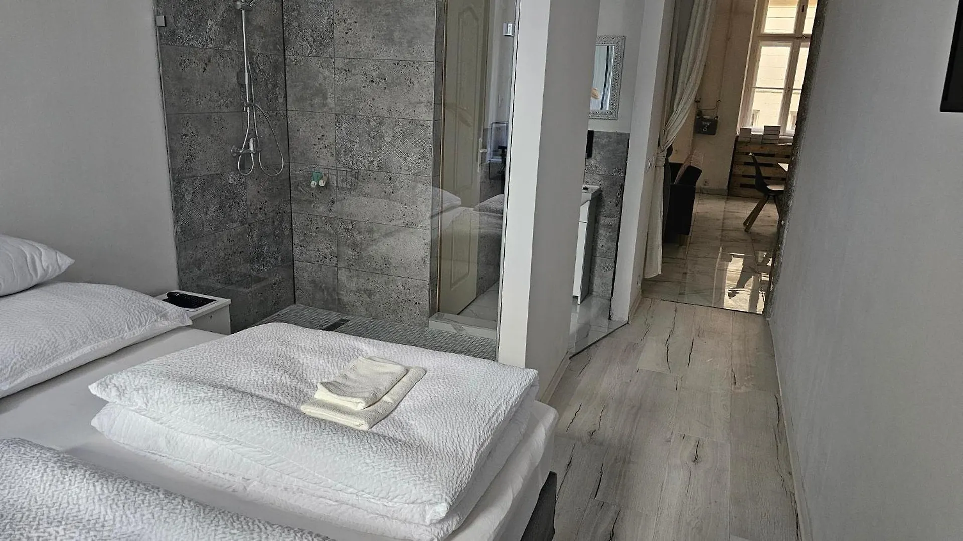 ENDOR - 4 bedrooms, 5 bathrooms, 1 livingroom with kitchen Budapest