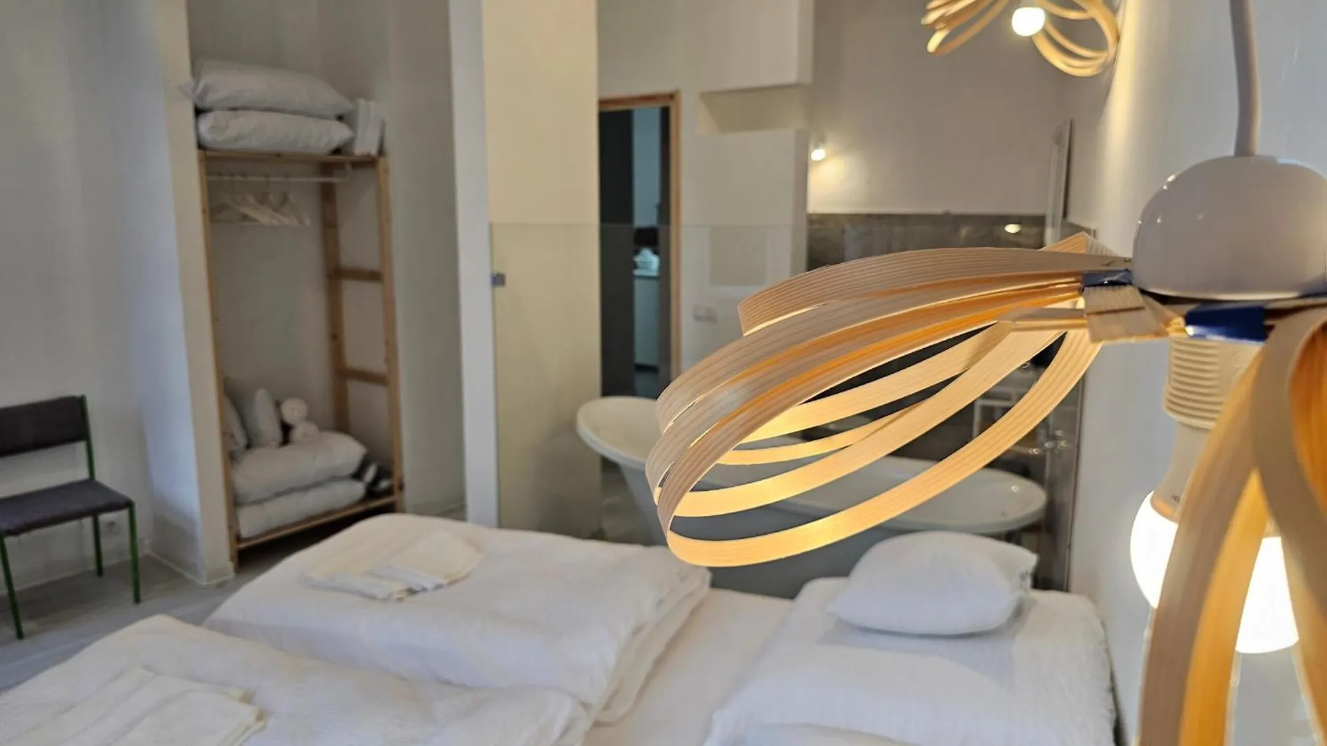 ENDOR - 4 bedrooms, 5 bathrooms, 1 livingroom with kitchen 布达佩斯