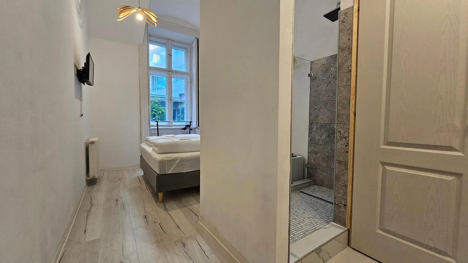 ENDOR - 4 bedrooms, 5 bathrooms, 1 livingroom with kitchen 布达佩斯